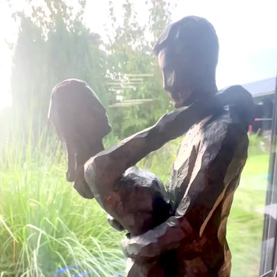 Dekorativní figurka tančící pár s gravírováním – romantický dárek k svatbě nebo výročí – výška 28 cm, vyrobená z polyresinu, elegantní design v hlubokých barvách