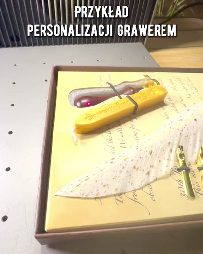 Sada kaligrafie "Elegance v praxi" s možností gravírování, jako dárek. Na výběr 2 barevné varianty.