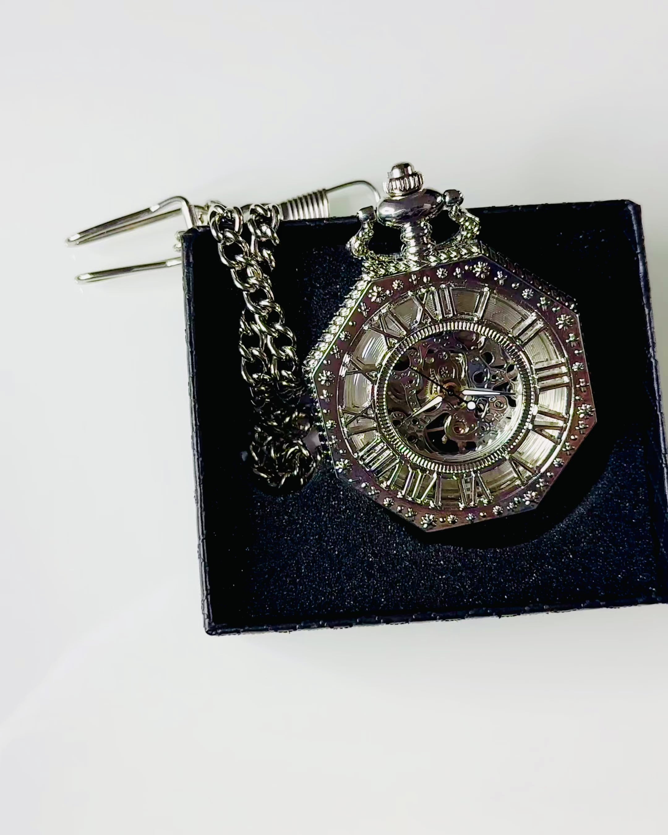 Klasické stříbrné osmihranné mechanické kapesní hodinky s prolamovaným ciferníkem ve stylu steampunk