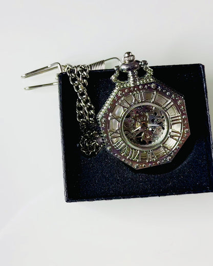 Klasické stříbrné osmihranné mechanické kapesní hodinky s prolamovaným ciferníkem ve stylu steampunk