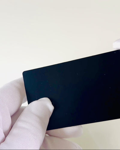 Exkluzivní Černá Kovová Vizitka s Možností Personalizace – Ideální jako Dárek