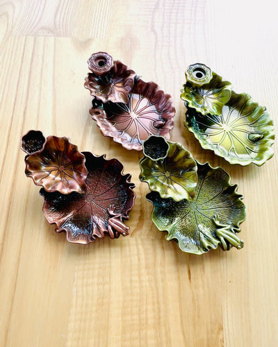 Elegantní kovový držák na kadidlo ve tvaru lotosového listu - 4 varianty na výběr, možnost personalizace gravírováním jako dárek