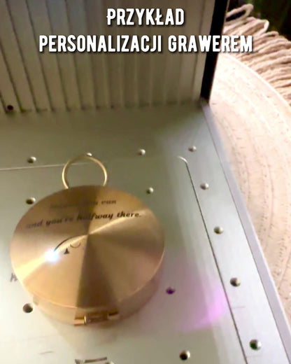 Retro stylový navigační kompas – Přenosný a přesný nástroj pro určení směru pro cestovatele a objevitele. Gravírování, personalizace.