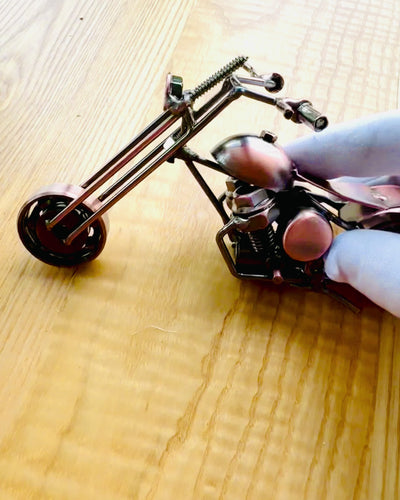 Ručně Vyrobený Kovový Model Motocyklu „Chopper“ – Personalizace a Gravírování jako Dárek