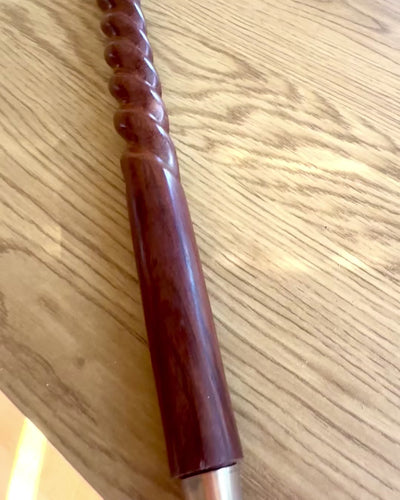 Vycházková hůl – VIKING s hlavicí ve tvaru válečného kladiva, možnost personalizace gravírováním jako dárek