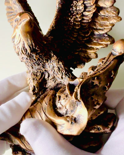 "Władca Wiatrów" - Retro Rzeźba Orła w Stylu Vintage z Opcją Grawerowania