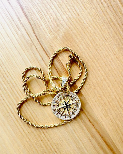 Náhrdelník s přívěskem kompasu ve stylu glamour s kubickými zirkony pro ženy a muže - zlatá barva, gravírování