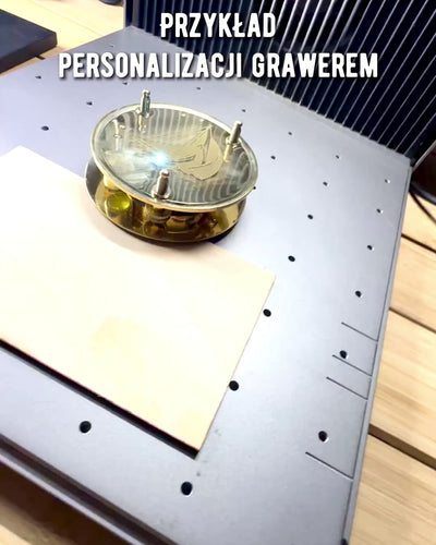 Kapitánský kompas „Objevitel 2“ - možnost personalizace gravírováním jako dárek, 2 barevné varianty na výběr