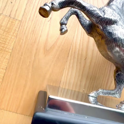 Dekorativní figurka Pegasa z hliníku na ocelovo-dřevěném podstavci, personalizované gravírování, elegantní dárek pro milovníky řecké mytologie, výška 36 cm, stříbrná barva s černým podstavcem