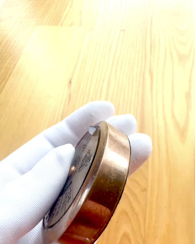 Mini Kapesní Kalendář „Navigator“ – mosazná dekorace s duší plavby, možnost gravírování jako dárek, průměr 5 cm