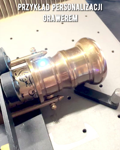 Hůl Navigátor 2.0 s kompasem a skrytou dalekohledem, možnost personalizace gravírováním jako dárek