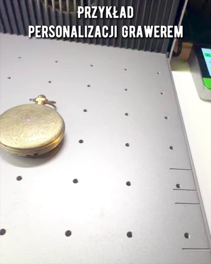 Navigační kompas ve vintage stylu s prolamovaným vzorem – hnědo-zlatá barva