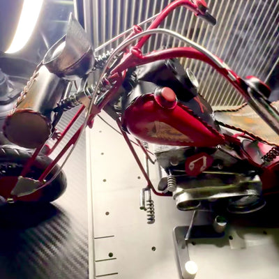Velký kovový klasický model motocyklu chopper v červené barvě s možností personalizace gravírováním