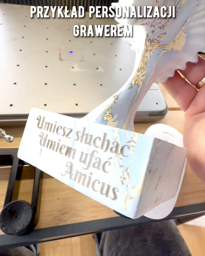 Elegantní figurka andělských křídel 33 cm vysoká – "Křídloví strážci", možnost personalizace gravírováním jako dárek, personalizace, 3 barevné varianty