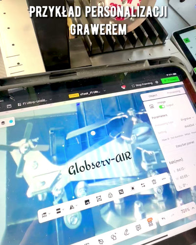 Kovový model helikoptéry „SkyRider” – Nastavitelný stolní stojan s personalizovaným gravírováním jako dárek