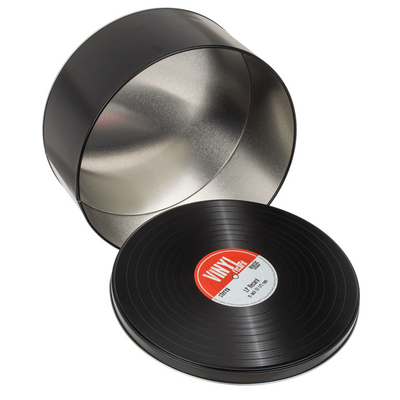 Kovové krabičky stylizované jako vinylové desky v retro stylu, možnost personalizace gravírováním