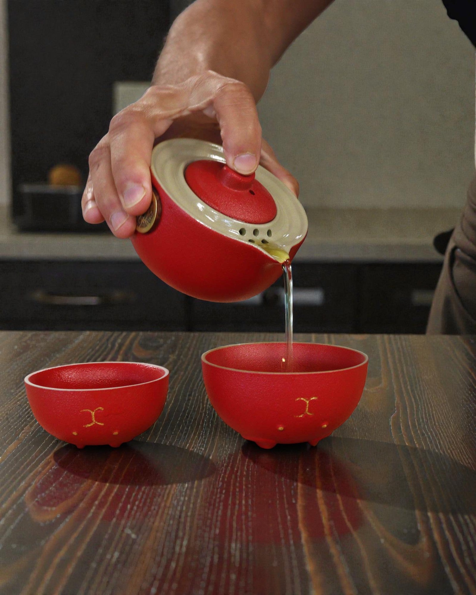 Červená kočka štěstí – čajová sada se 2 šálky (červená)