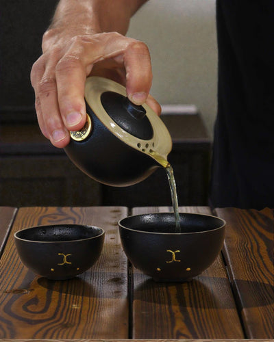 Czarny Kot Szczęścia – Zestaw do Herbaty z 2 Filiżankami (Czarny)